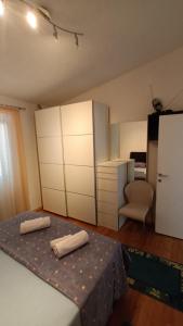 Postel nebo postele na pokoji v ubytování APARTMAN Tino KUSTIĆ 2