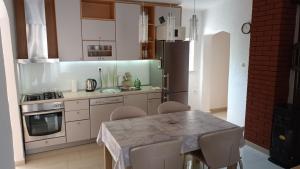 Kuchyň nebo kuchyňský kout v ubytování APARTMAN Tino KUSTIĆ 2