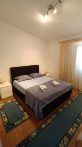 Postel nebo postele na pokoji v ubytování APARTMAN Tino KUSTIĆ 2