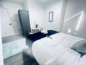 ein Schlafzimmer mit einem großen weißen Bett in einem Zimmer in der Unterkunft Beautiful 1 bed apartment in Birmingham