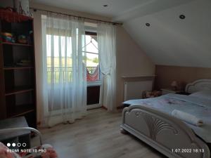 Una cama o camas en una habitación de Pokoje. Apartament w Oklinach
