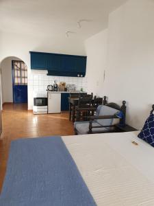 eine Küche und ein Wohnzimmer mit einem Bett in einem Zimmer in der Unterkunft Babis & Popi Rooms and Studios in Frangokástellon