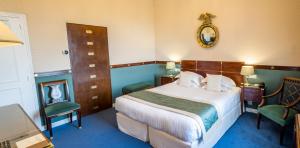 Ένα ή περισσότερα κρεβάτια σε δωμάτιο στο Château D'artigny