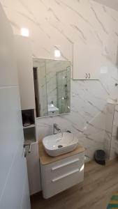 Koupelna v ubytování APARTMAN Tino KUSTIĆ 2 + 7 fotografií
