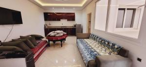 een woonkamer met een bank en een tafel bij Agadir chez Omar in Agadir