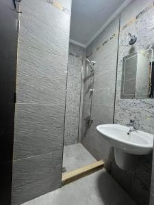 un bagno con doccia e lavandino di Porto Golf -Sia Lagoon-الساحل الشمالي -العلمين a El Alamein