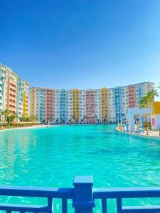 una grande piscina di fronte ad alcuni condomini di Porto Golf -Sia Lagoon-الساحل الشمالي -العلمين a El Alamein