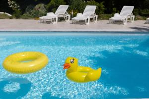Bazén v ubytovaní La Métairie - Guesthouse alebo v jeho blízkosti