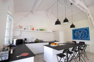 Kuchyňa alebo kuchynka v ubytovaní La Métairie - Guesthouse