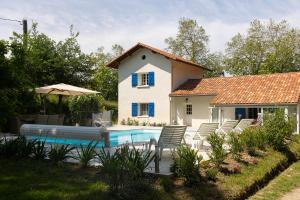 Bazén v ubytovaní La Métairie - Guesthouse alebo v jeho blízkosti