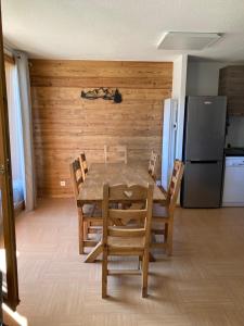Zdjęcie z galerii obiektu Appartement Duplex Les Orres 1800 pour 8 personnes aux pieds des pistes avec ménage et une place de parking inclus w mieście Les Orres
