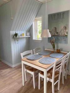 stół jadalny z krzesłami oraz stół i stół w obiekcie Hyggeligt hus på landet mellem Billund og Vejle w mieście Bredsten