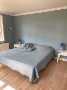 sypialnia z łóżkiem i dwoma stołami z lampkami w obiekcie Hyggeligt hus på landet mellem Billund og Vejle w mieście Bredsten