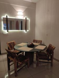 uma sala de jantar com uma mesa e duas cadeiras em The Dejà View em Rājpur