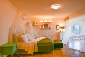 1 dormitorio con 1 cama con dosel en Villa Esmeralda Kea en Fotiméri