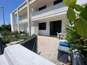 een uitzicht vanaf het balkon van een huis bij Mya Vacanze in Torre dell'Orso