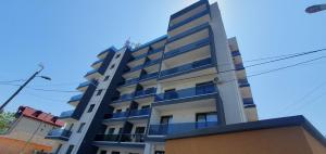een gebouw met blauwe balkons aan de zijkant bij Joy Apartments in Mangalia