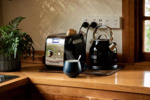 Il comprend une cuisine équipée d'un grille-pain et d'une cafetière. dans l'établissement Cedar Cottage Meander, à Meander