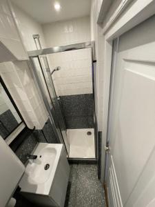 La salle de bains est pourvue d'une douche, d'un lavabo et de toilettes. dans l'établissement Charmant studio proche RER B direction Paris, à Fontenay-aux-Roses