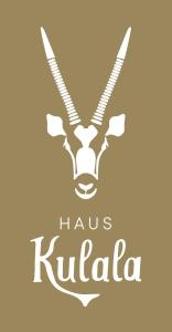 un cartel con la cabeza de un kudu con las palabras haus k en Haus Kulala en Kaprun