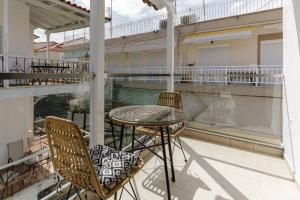 a patio with a table and chairs on a balcony at Pel Mar in Pefkochori