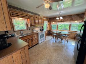 Dapur atau dapur kecil di 26CM - private camp in Bretton Woods, wifi, AC, private yard with great views!