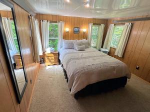 Katil atau katil-katil dalam bilik di 26CM - private camp in Bretton Woods, wifi, AC, private yard with great views!