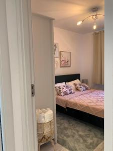 małą sypialnię z łóżkiem z fioletową pościelą w obiekcie ULO Residence w mieście Alba Iulia