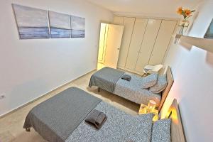 Posteľ alebo postele v izbe v ubytovaní On Beach Deluxe Apartment with Pools and own Garden