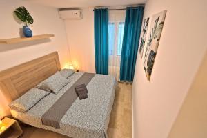 Posteľ alebo postele v izbe v ubytovaní On Beach Deluxe Apartment with Pools and own Garden