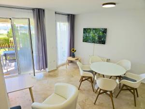 Posedenie v ubytovaní On Beach Deluxe Apartment with Pools and own Garden