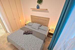 Posteľ alebo postele v izbe v ubytovaní On Beach Deluxe Apartment with Pools and own Garden + 31 fotografií