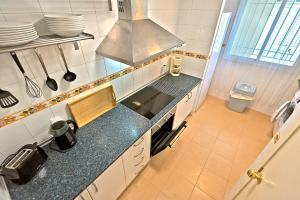 Kuchyňa alebo kuchynka v ubytovaní On Beach Deluxe Apartment with Pools and own Garden