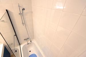 Kúpeľňa v ubytovaní On Beach Deluxe Apartment with Pools and own Garden