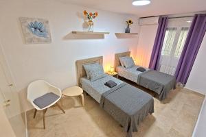 Posteľ alebo postele v izbe v ubytovaní On Beach Deluxe Apartment with Pools and own Garden