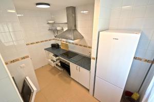 Kuchyňa alebo kuchynka v ubytovaní On Beach Deluxe Apartment with Pools and own Garden