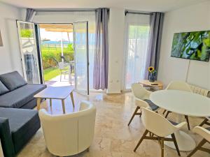 Posedenie v ubytovaní On Beach Deluxe Apartment with Pools and own Garden
