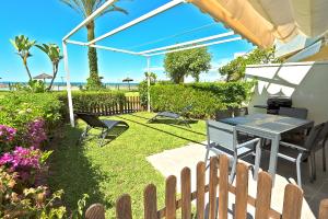 Vonkajšia záhrada v ubytovaní On Beach Deluxe Apartment with Pools and own Garden