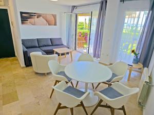 Posedenie v ubytovaní On Beach Deluxe Apartment with Pools and own Garden