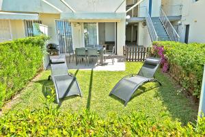 Vonkajšia záhrada v ubytovaní On Beach Deluxe Apartment with Pools and own Garden