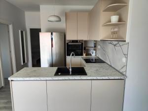 Kuchyňa alebo kuchynka v ubytovaní Eva Apartment 2