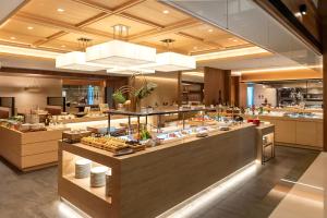 a large kitchen with a buffet in a restaurant at Sheraton Taoyuan Hotel in Dayuan