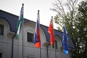 een groep vlaggen voor een gebouw bij Vatan Plaza in Tasjkent