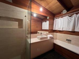 Lyndhurst SouthWandjoo Cottage Cranbourne的带淋浴、水槽和浴缸的浴室 更多20张照片