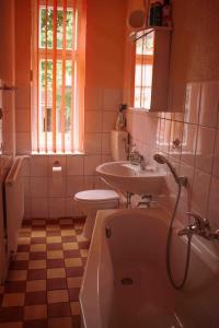 的住宿－Shropshire House，带浴缸、卫生间和盥洗盆的浴室