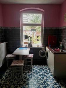 uma cozinha com uma mesa, um lavatório e uma janela em Shropshire House 