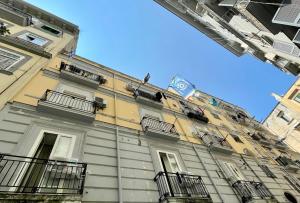 ein Gebäude mit Balkonen an der Seite in der Unterkunft Perlablu in Centro in Neapel