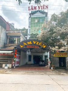 un bâtiment avec un panneau indiquant l'hôpital de cire de confiture dans l'établissement Khách sạn Lâm Viên, à Pho Mới