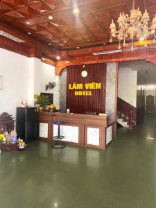 una habitación con un bar con un cartel en la pared en Khách sạn Lâm Viên, en Pho Mới