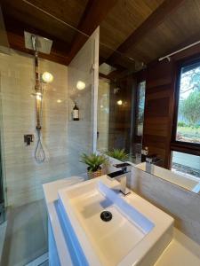 Lyndhurst SouthWandjoo Cottage Cranbourne的带白色水槽和淋浴的浴室